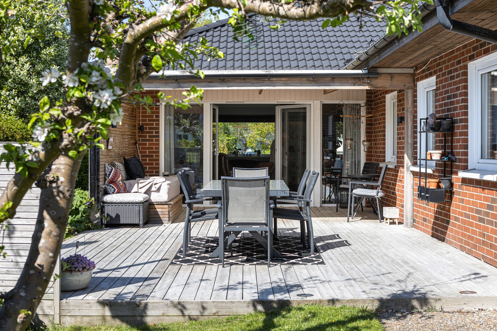 Underbar uteplats med eftermiddags- och kvällssol