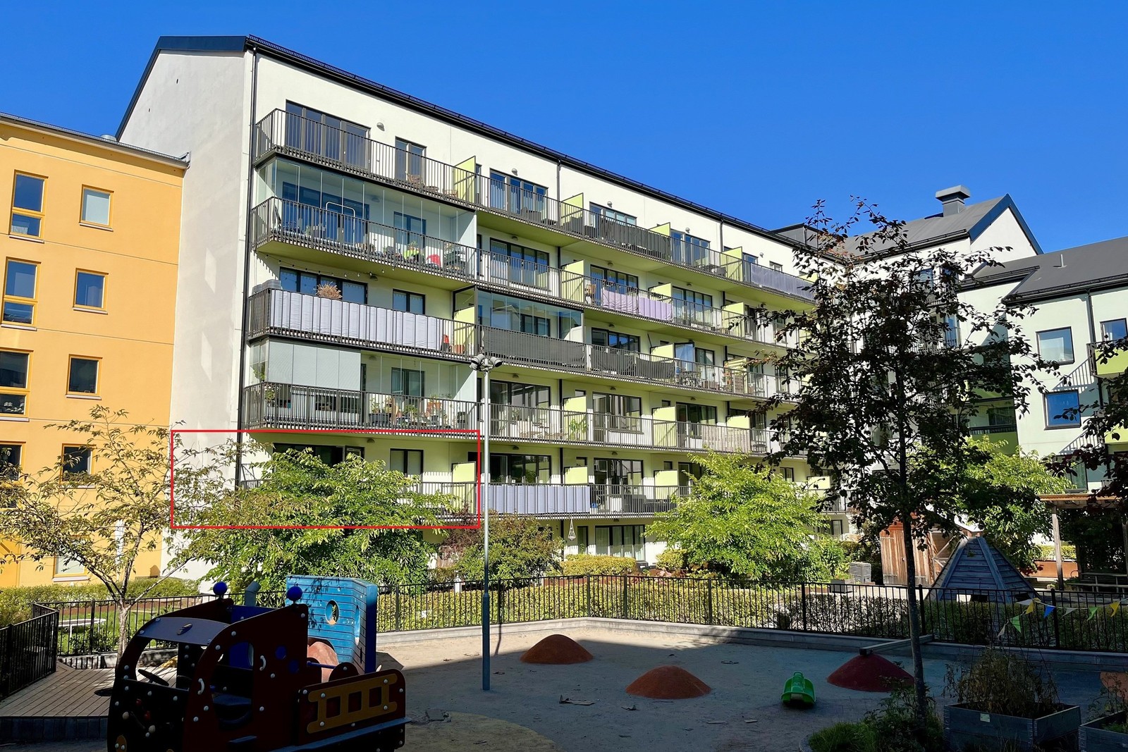 Stor balkong mot innergård