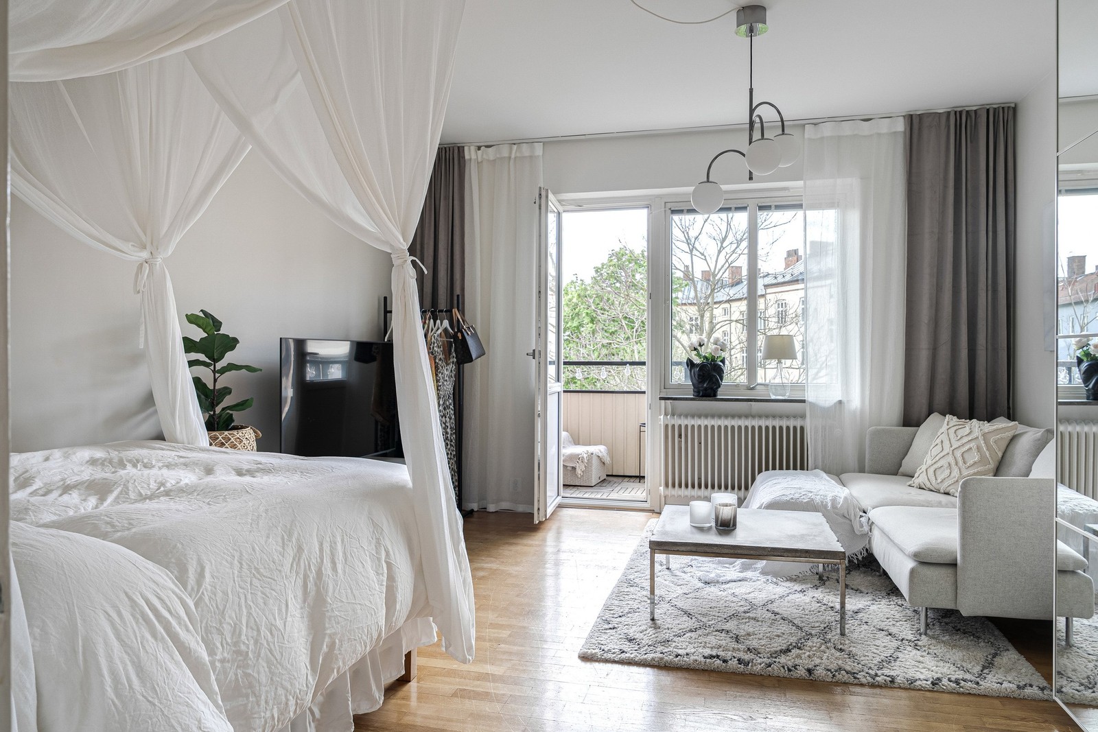 Välplanerad bostad högt upp i huset, med balkong!