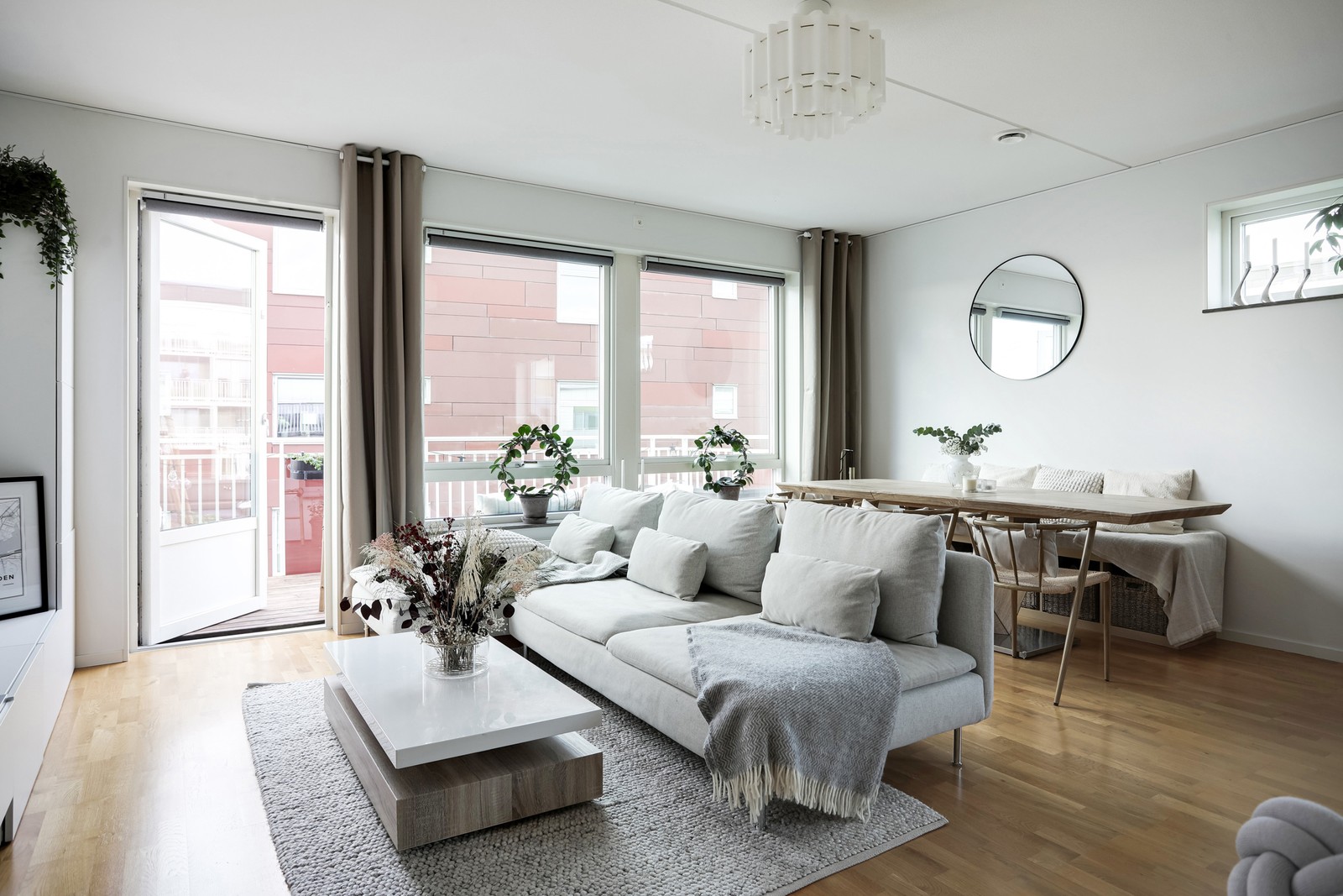 Högt i tak, öppna ytor och ett härligt ljusinsläpp är bara några av fördelarna med denna bostad