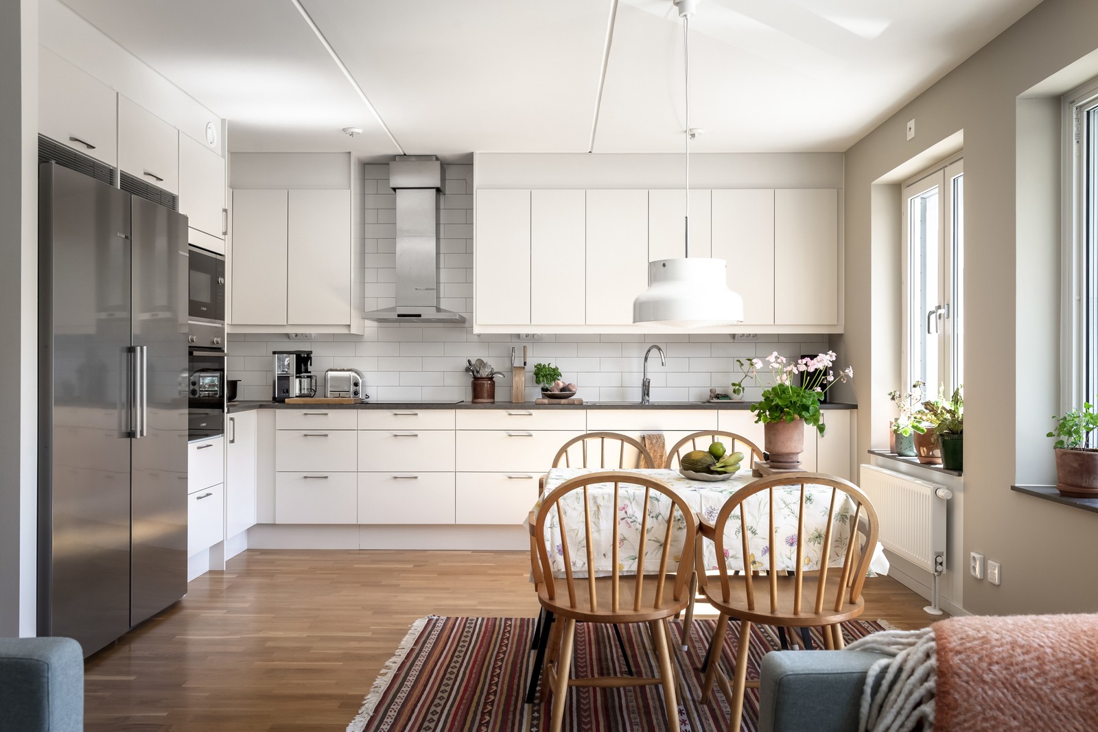 Köket erbjuder gott om skåpsförvaring och kyl och frys i fullhöjd.