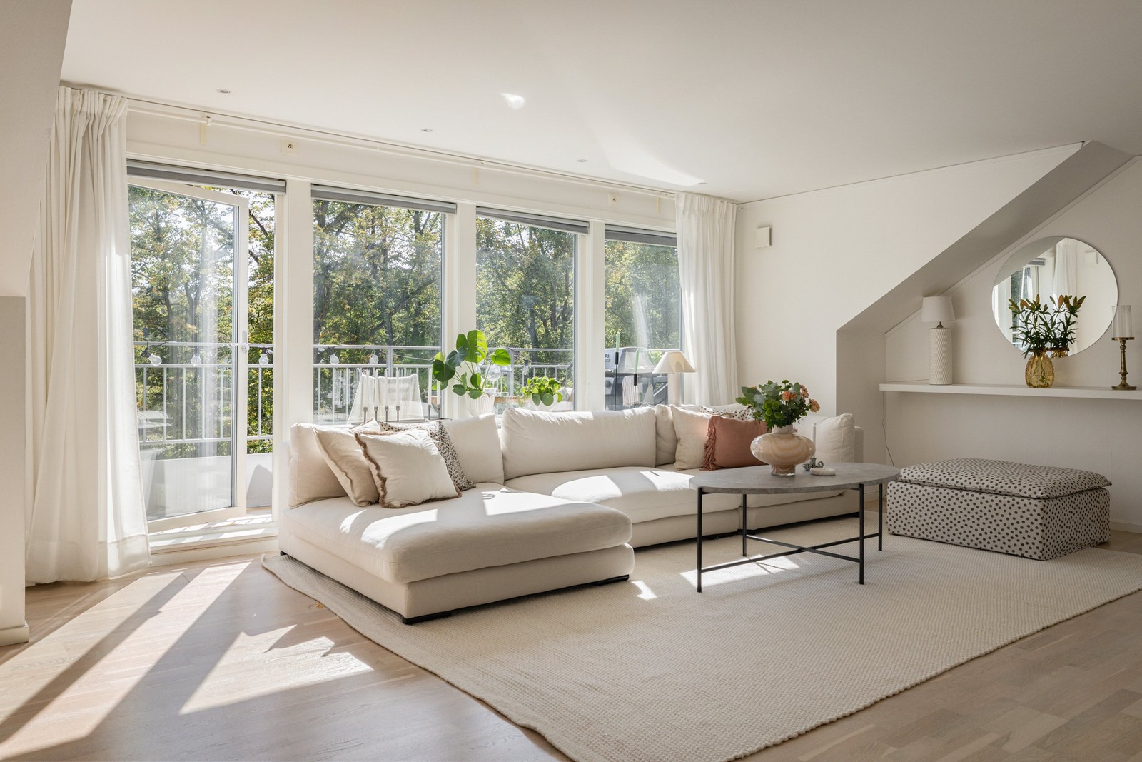 Drömlik takvåning med villakänsla, två balkonger och parkering i idylliska Västra Villastaden