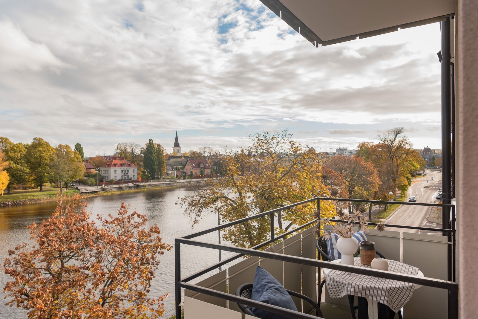 Balkongen i östläge med vatten som vy. Stylad bild, idag är det sparsamt möblerat.