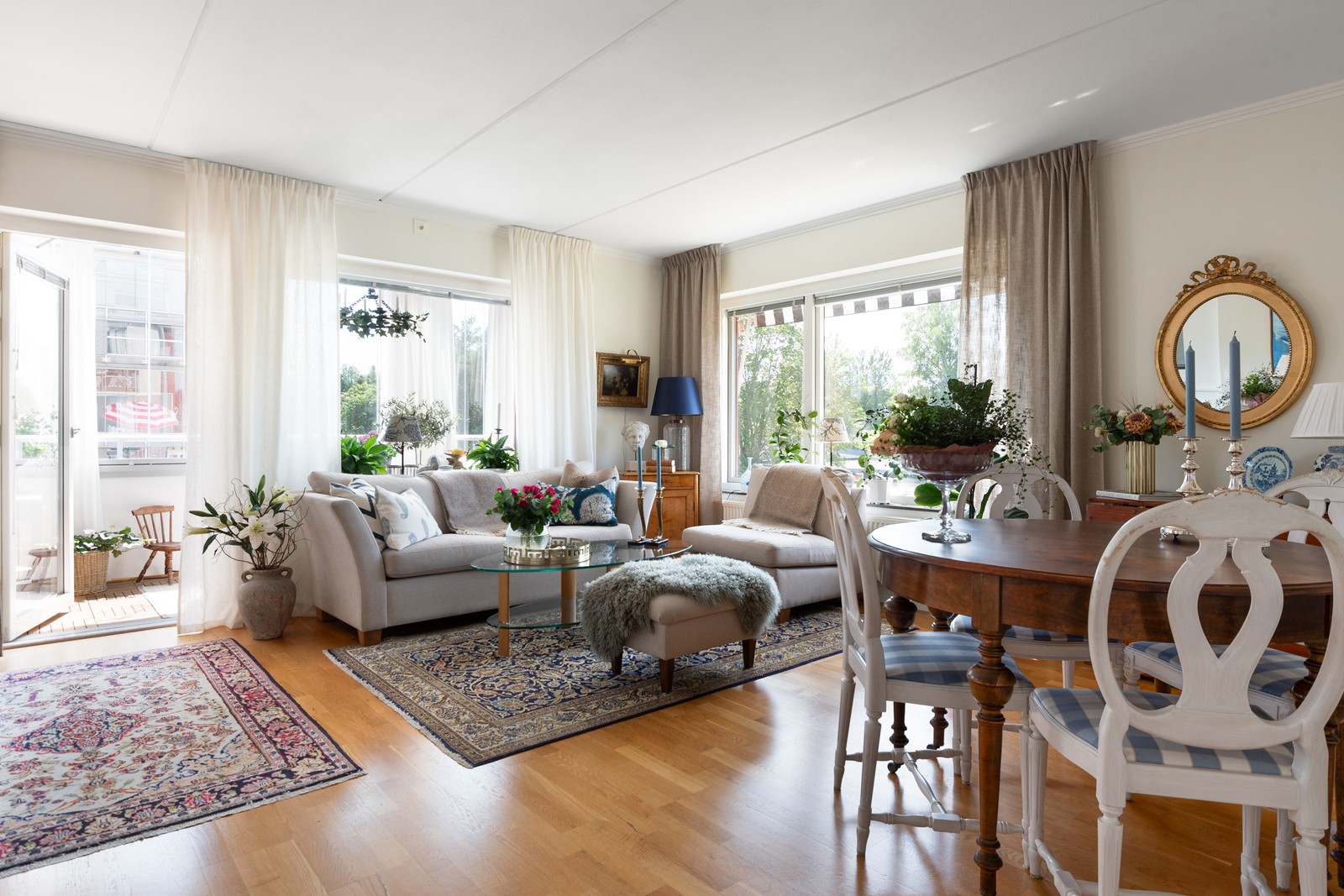 Social och ljus planlösning – kök och vardagsrum i öppen harmoni med direktaccess till den inglasade