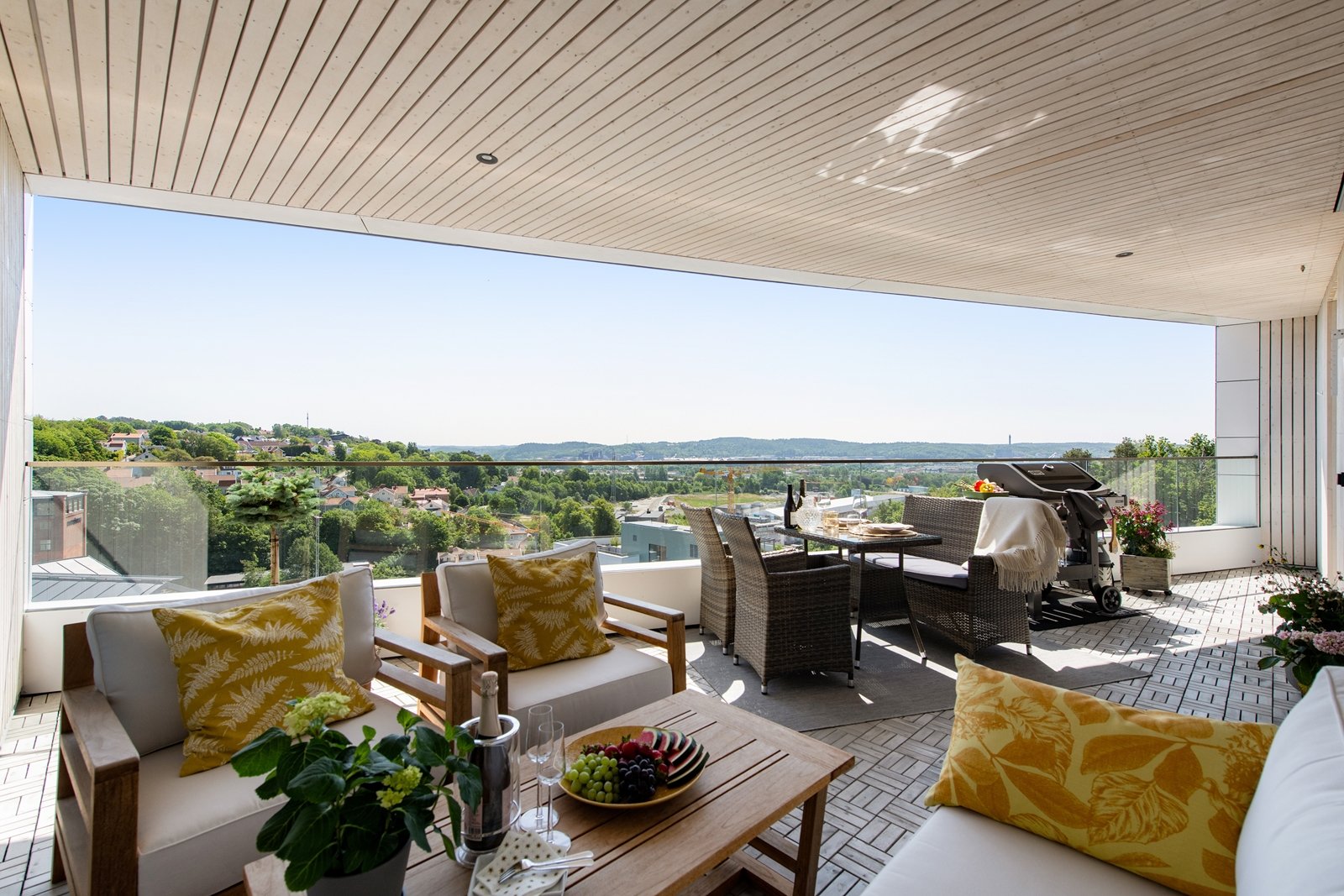 Välkomna till denna underbara trea högst upp i huset