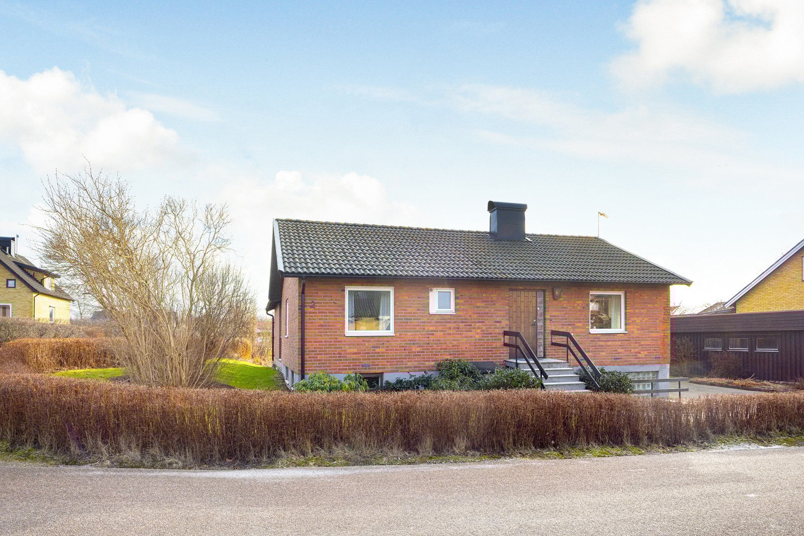 På hörntomt , med ett centralt läge ligger det här välbevarade huset