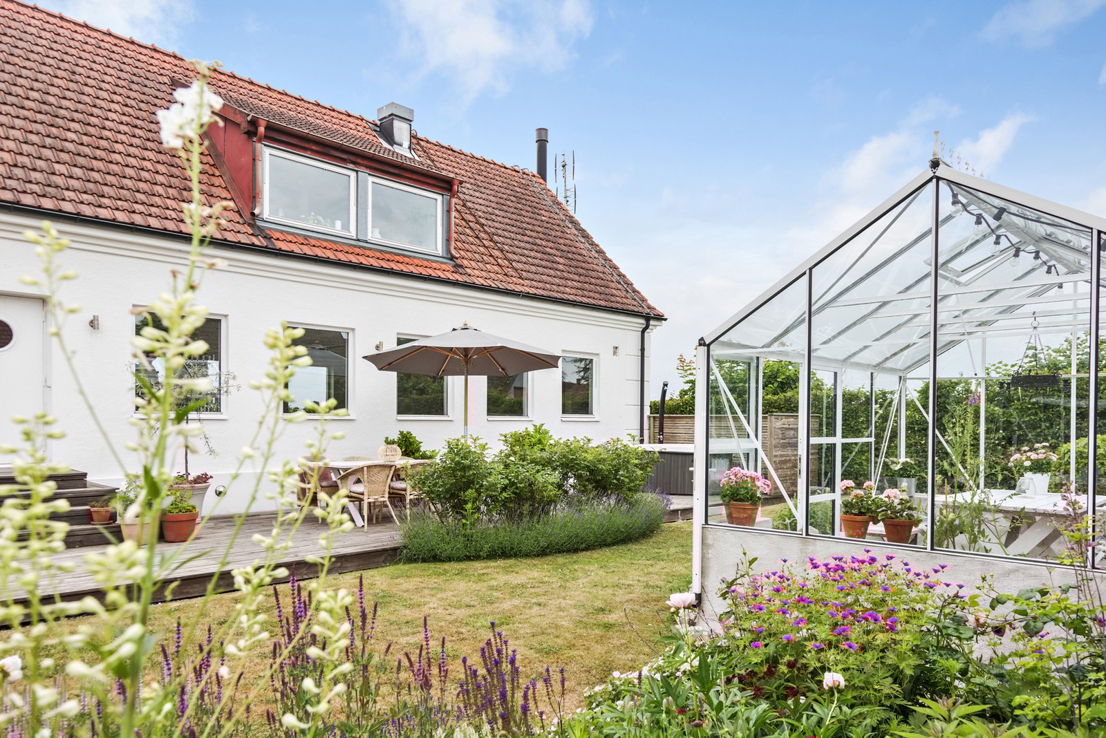 Vackert hus och fantastisk trädgård