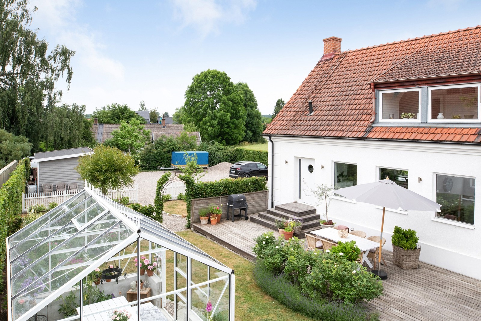 Frodig grönska ramar in