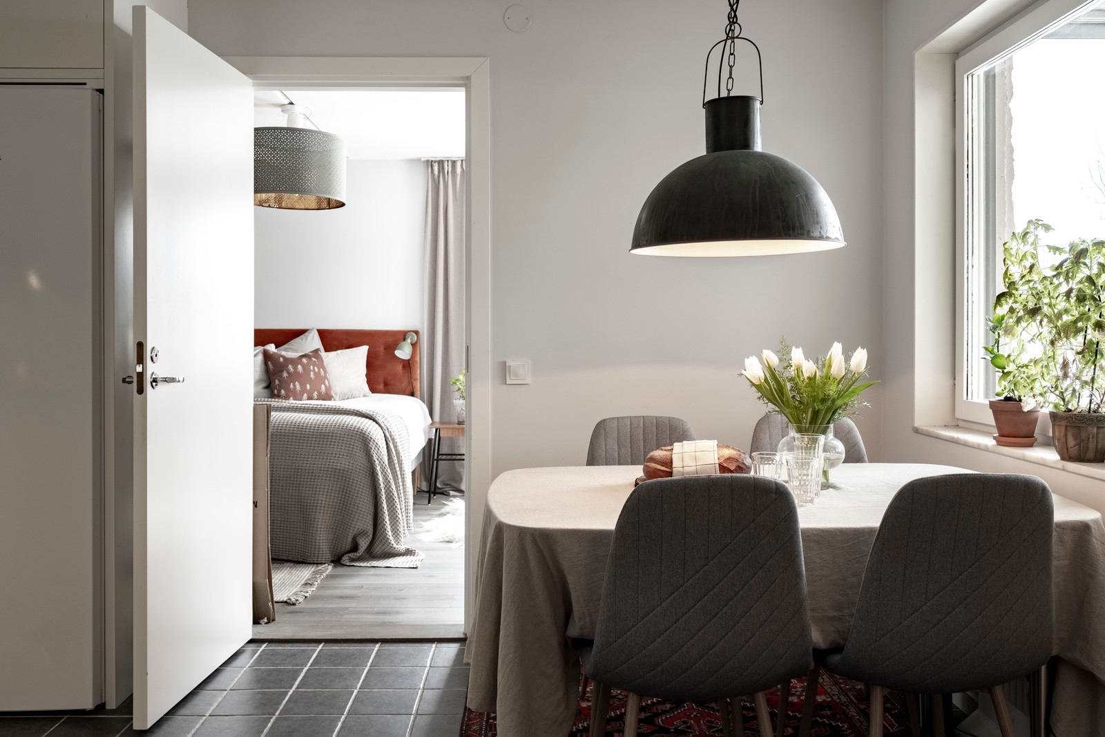 Matplats med vy in mot Master bedroom