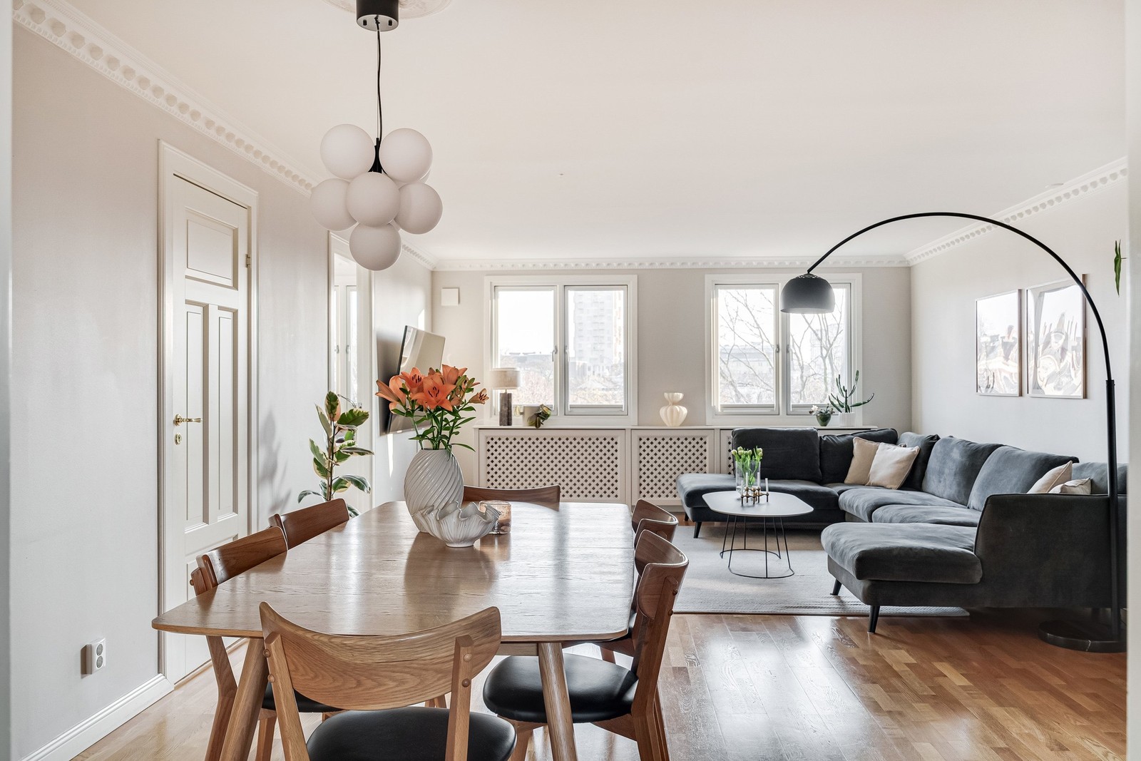 Det höga läget tillsammans med de nya fönstren skapar en tyst och behaglig boendemiljö.