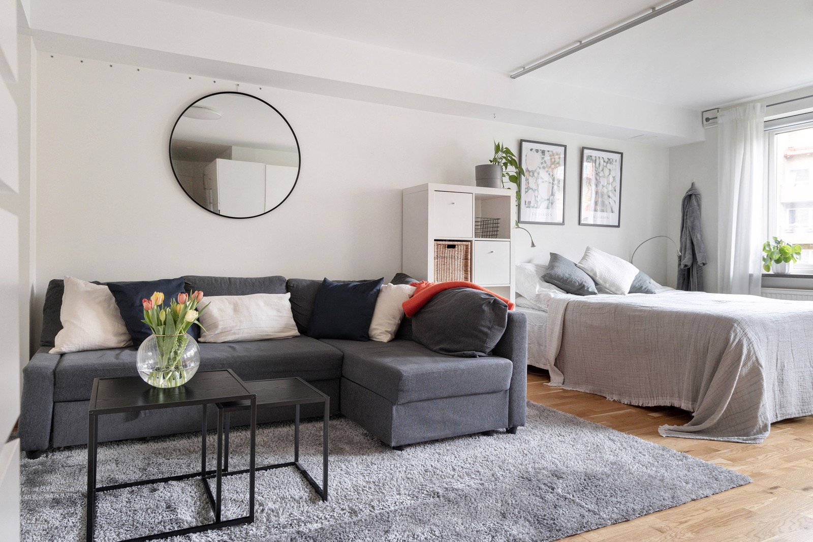 Här ryms både en rejäl soffgrupp och säng