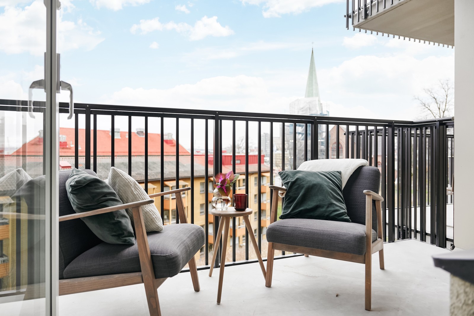 Välkommen till en smart planerad tvåa i högt och fritt läge!