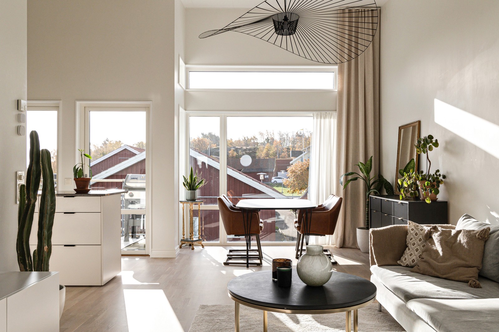 Ljust och luftigt hem med en imponerande takhöjd om drygt 3,60 meter