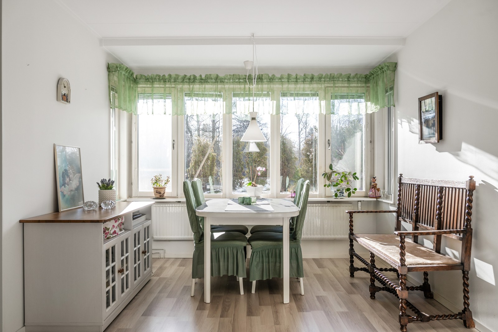 Rymlig matplats intill fönster som vetter mot den generösa terrassen.