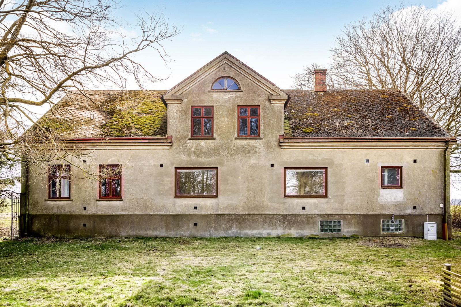Ståtlig bostadsbyggnad anno 1929 i renoveringsbehov