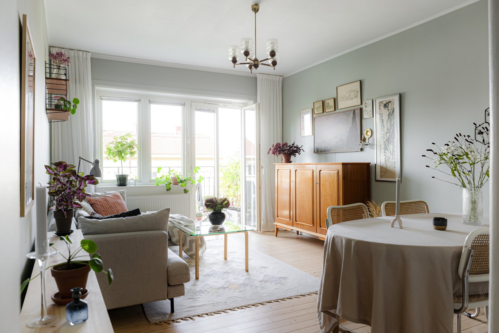 Vardagsrum med generös takhöjd