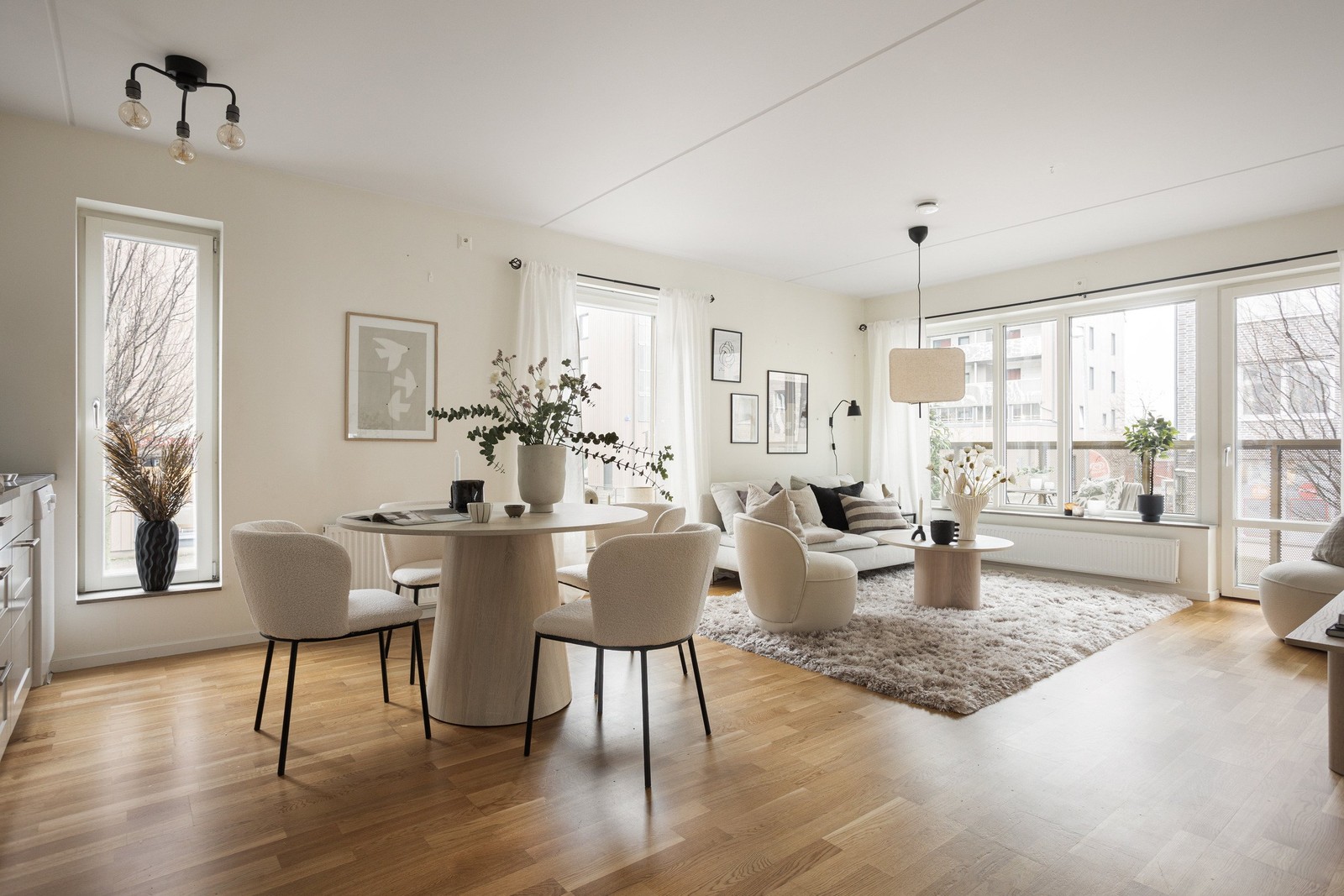 Stor social yta med fönster i två vädersträck