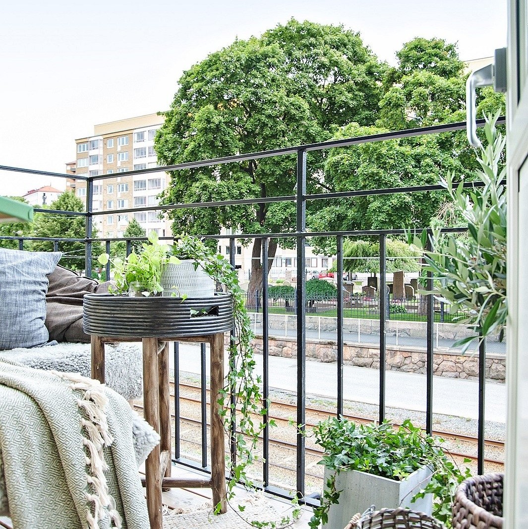 Balkong i högt och fritt läge med utsikt upp mot Masthuggsberget