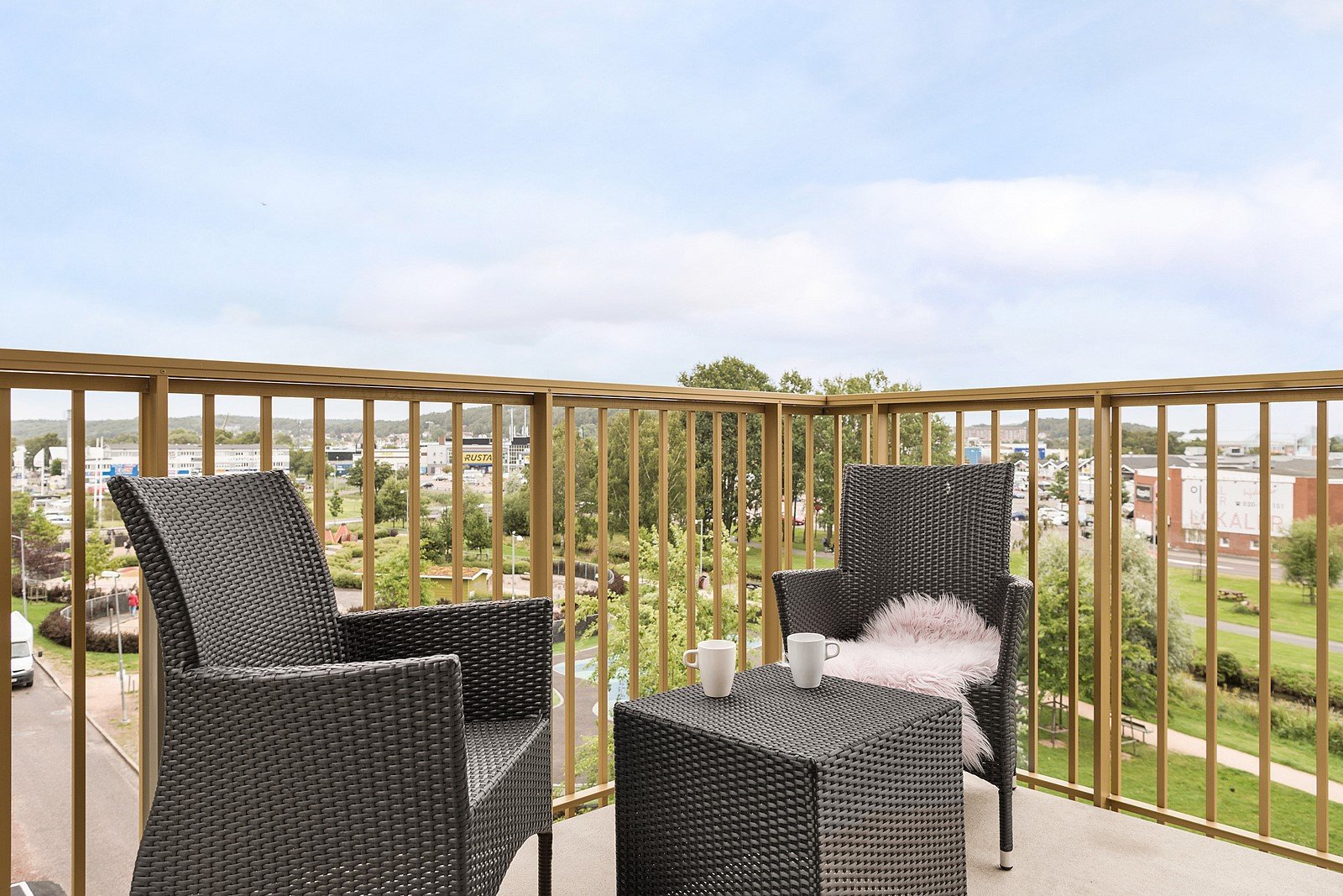 Den rymlliga balkongen i fritt läge erbjuder många härliga soltimmar