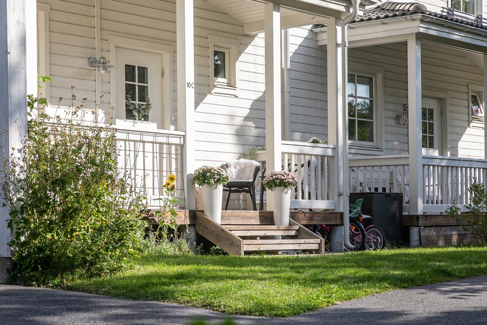 Välkomnande entré med stor veranda under tak. På baksidan en helt underbar och lekvänlig trädgård