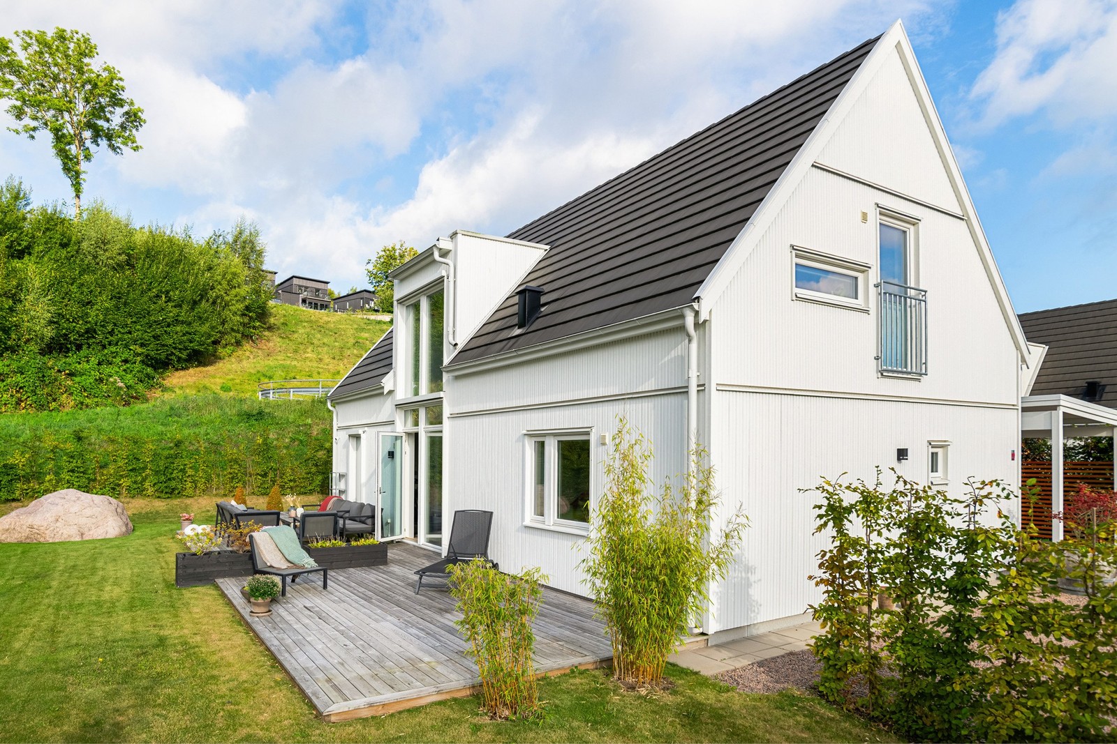 Ett modernt boende med lättskött tomt