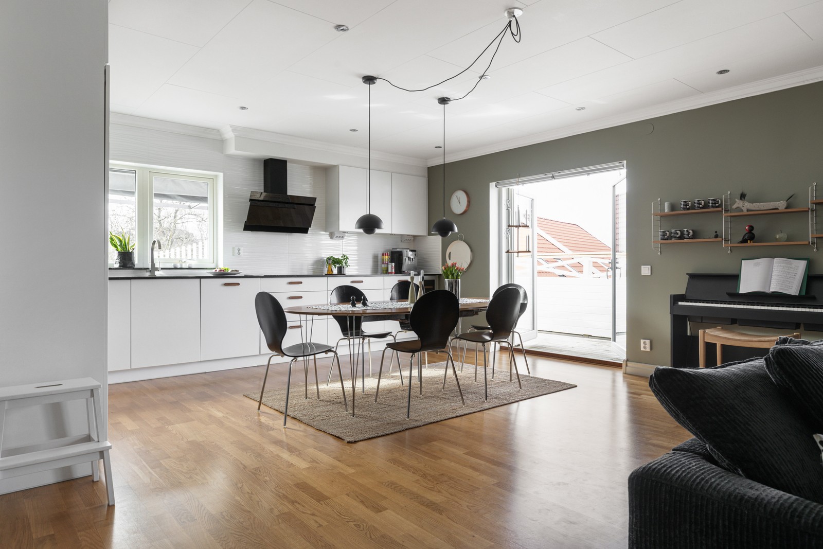 Modernt kök med utgång till altan