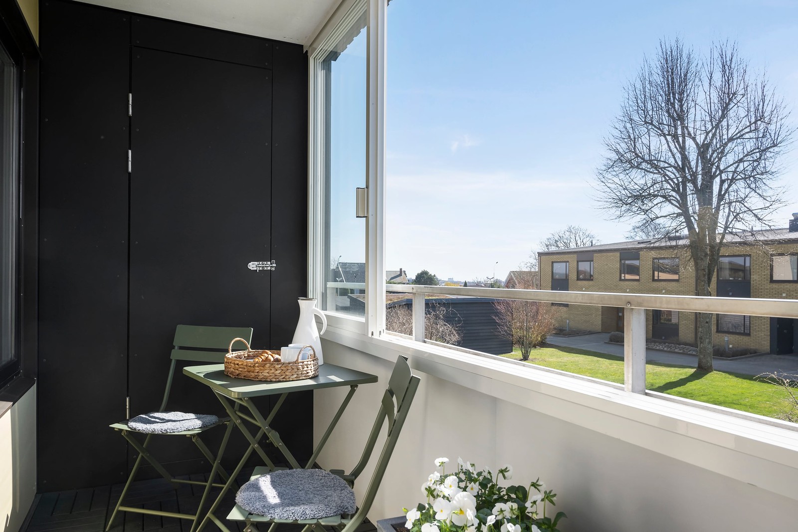 Ljus och inbjudande balkong med plats för både morgonkaffe och avkoppling
