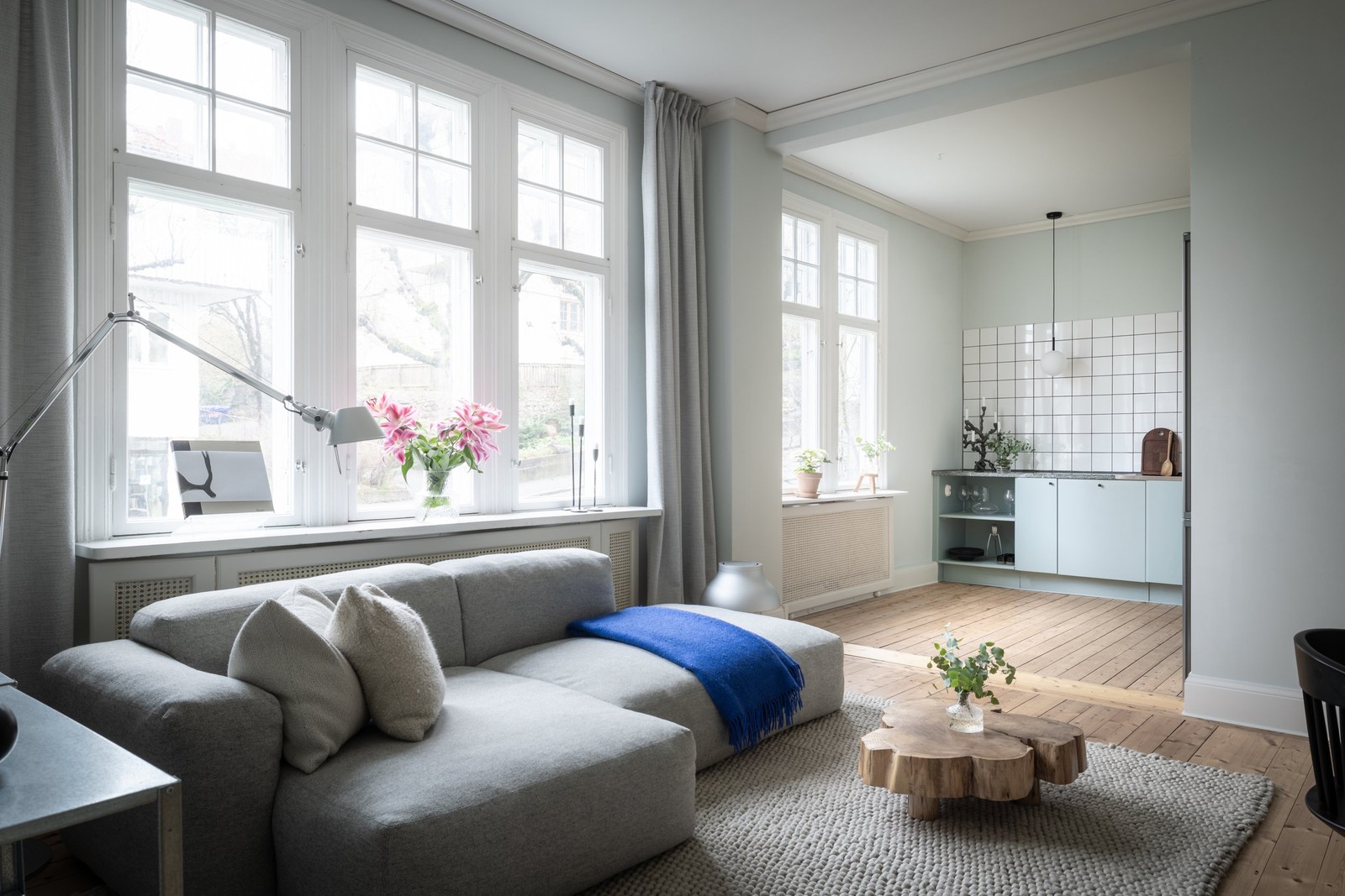 Välkommen in till denna ljusa, charmiga sekelskiftespärla!