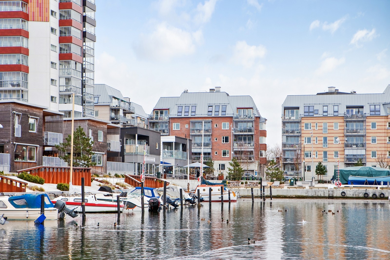 Härligt läge med utsikt över hamnen från inglasad balkong!