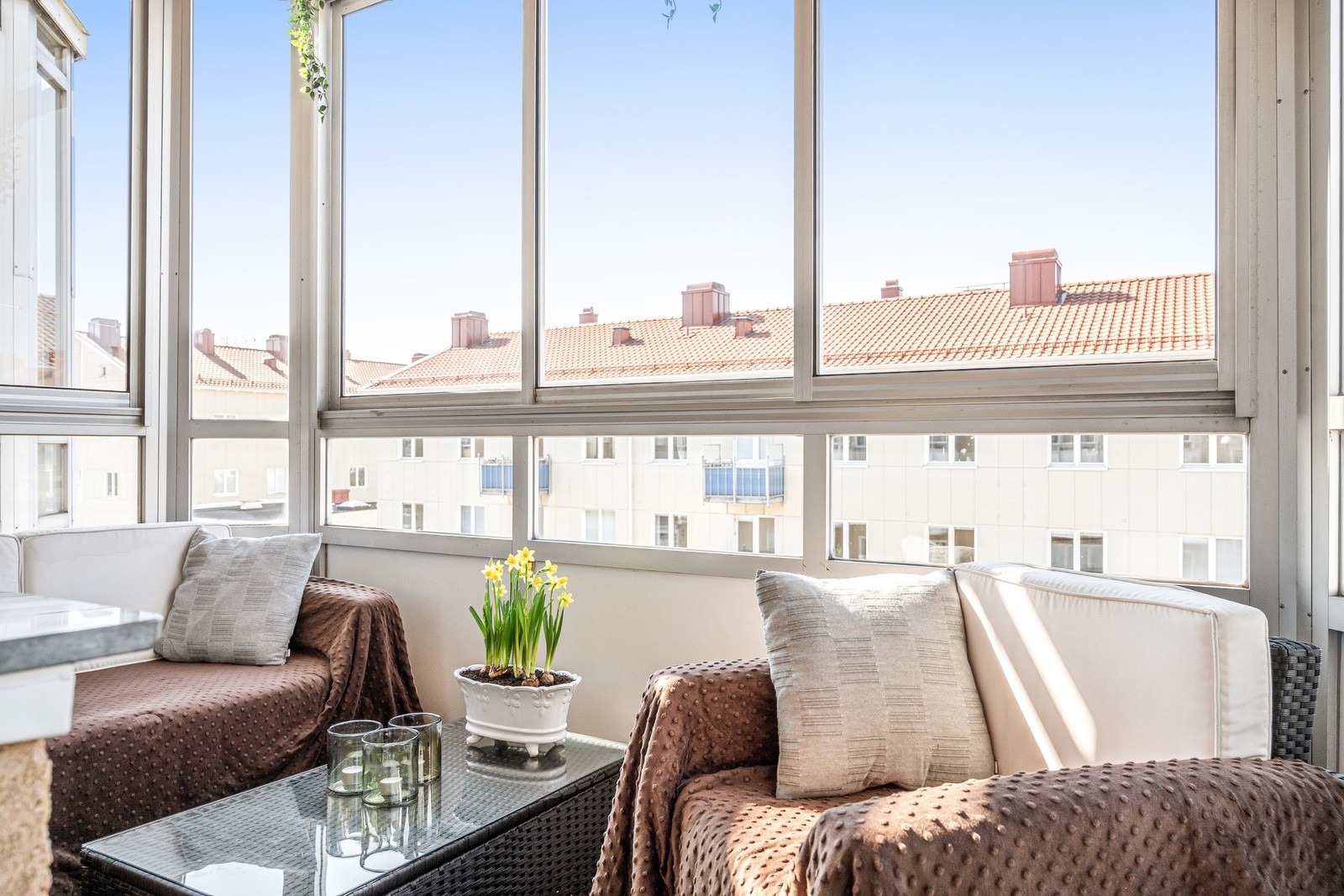 Möblerbar och inglasad balkong