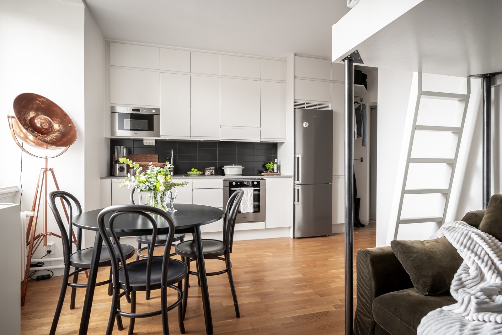 Bjurfors Century presenterar här en charmig etta högst upp i huset i populära Linné