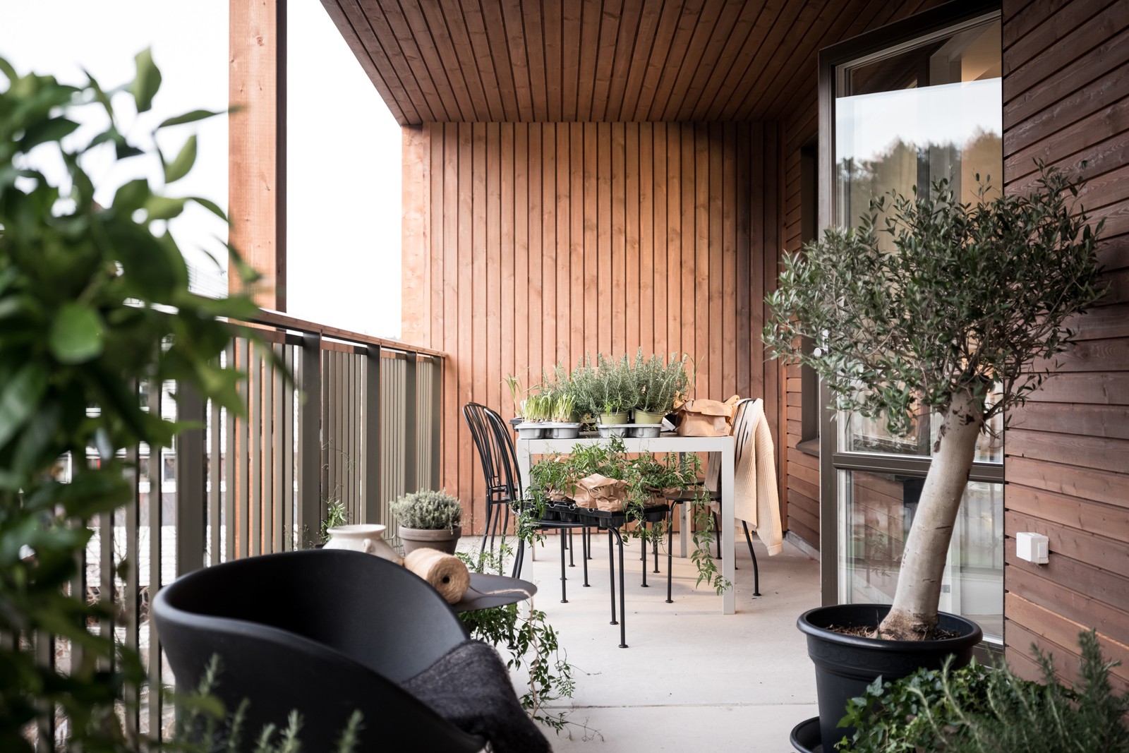 Balkongen blir som ett extra rum under sommarmånaderna