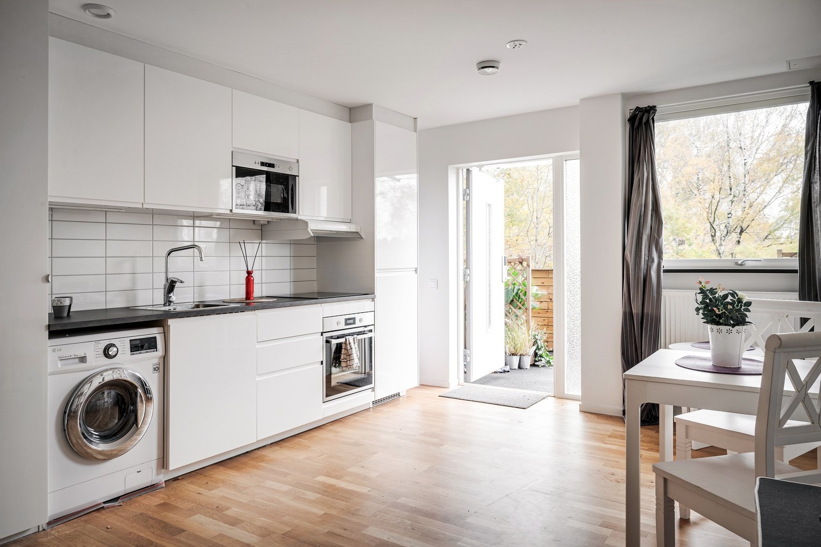 Välkommen till en modern etta med låg avgift och egen uteplats!