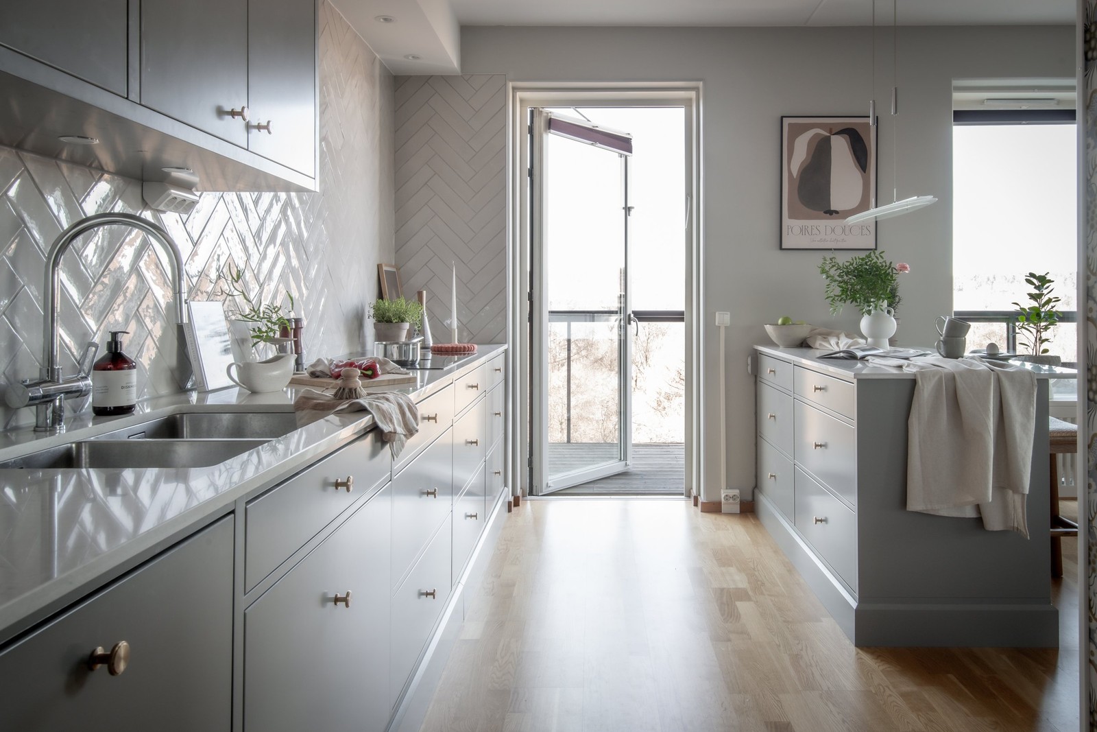 Underbart ljusinsläpp från balkongen in i köket