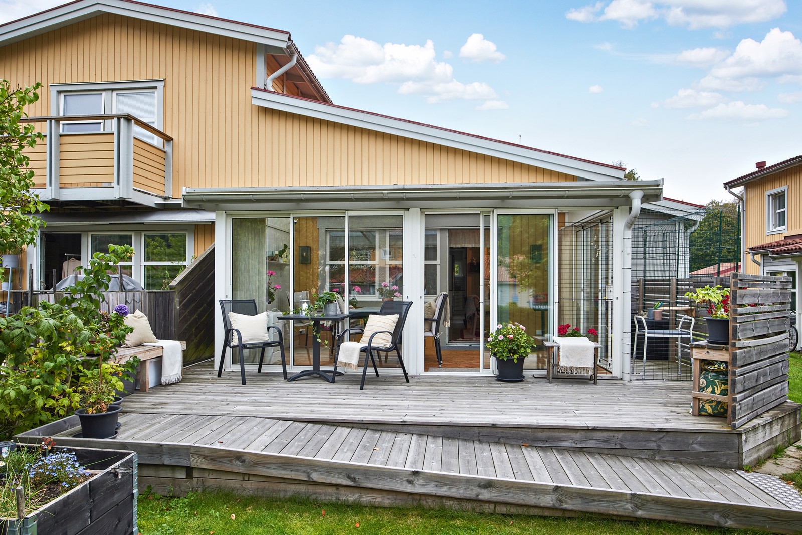 Varmt välkomna till detta trivsamma parhus i centrala Lerum