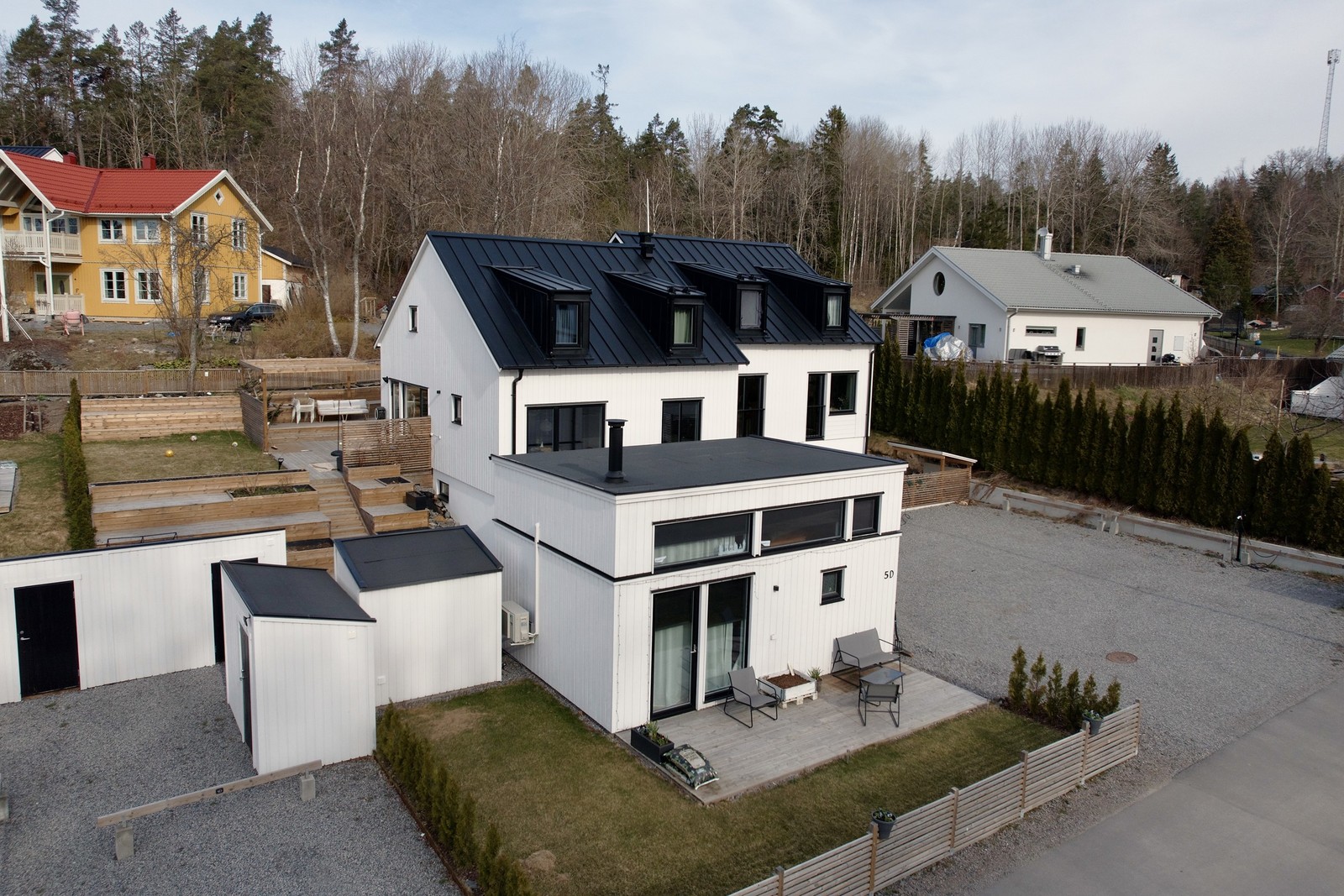 Studiohus med egen tomt, förråd samt p-plats