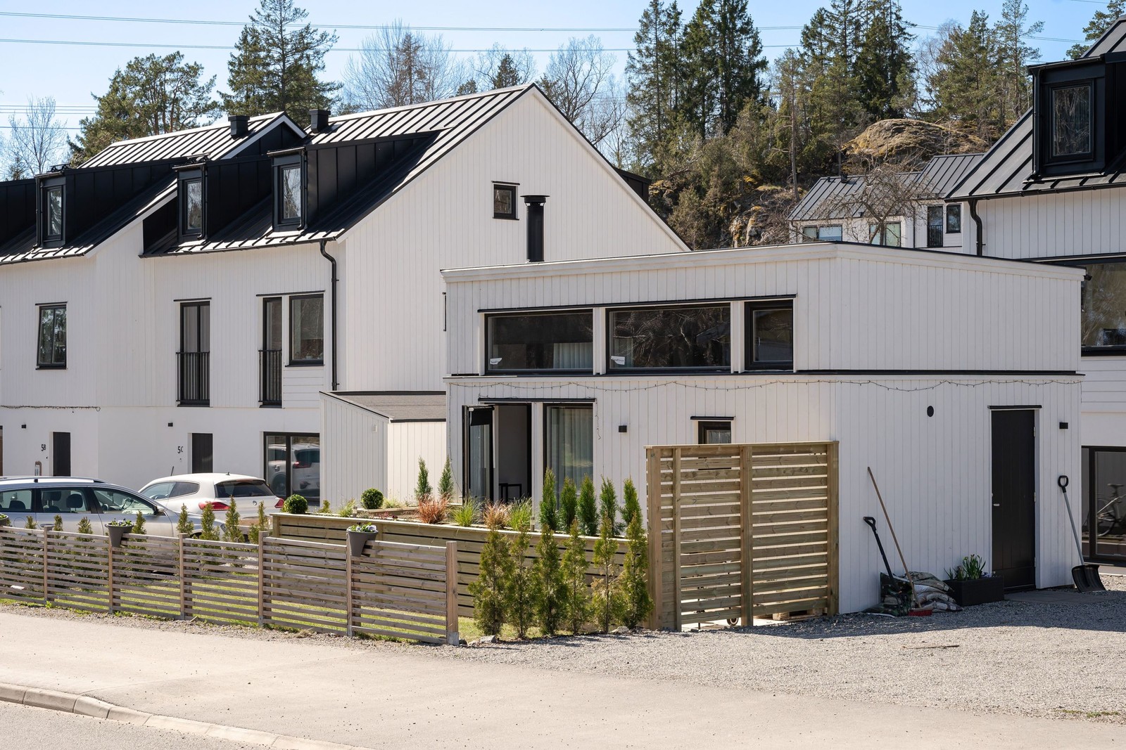 Fint studiohus med tomt, förråd, p-plats