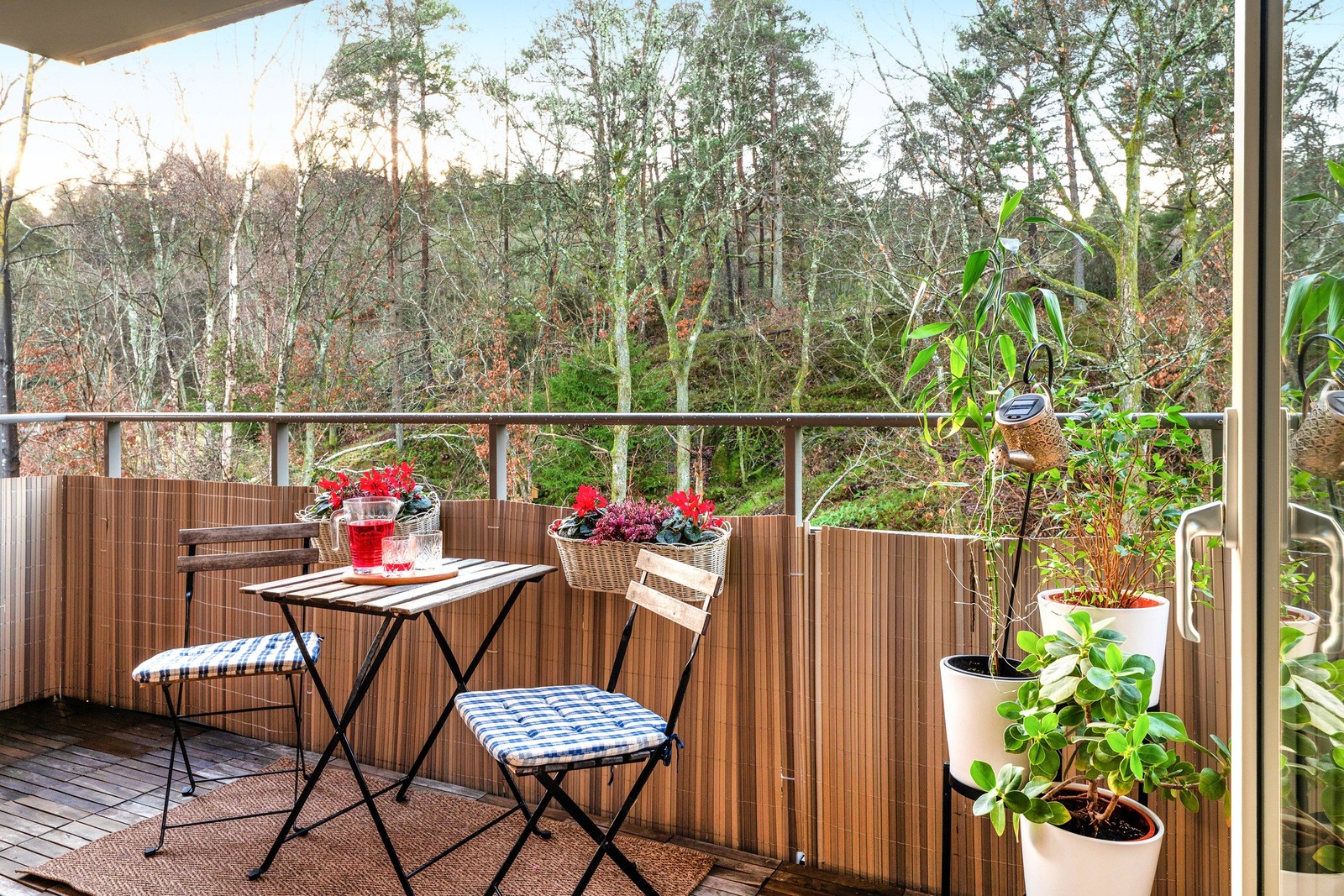 Varmt välkommen till denna härliga trea med naturen som närmsta granne!