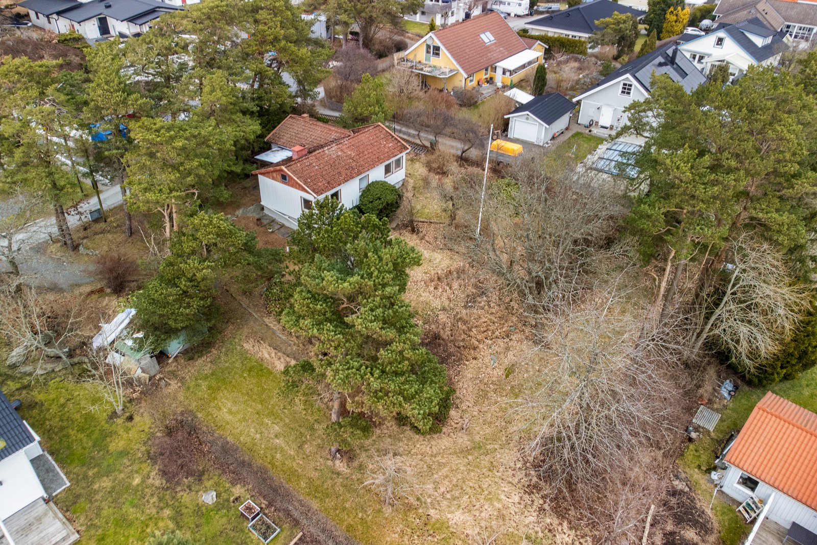 Rymlig tomt på 1554 kvm