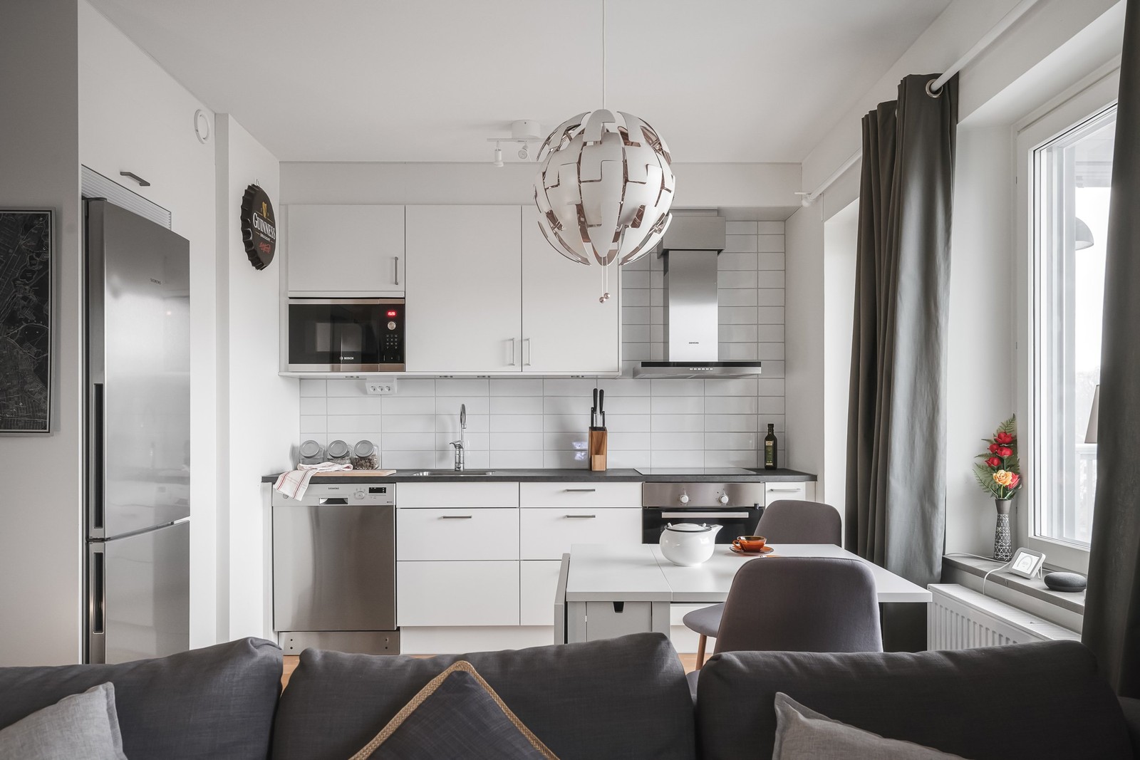 Praktiskt kök öppet med alla vitvaror du behöver