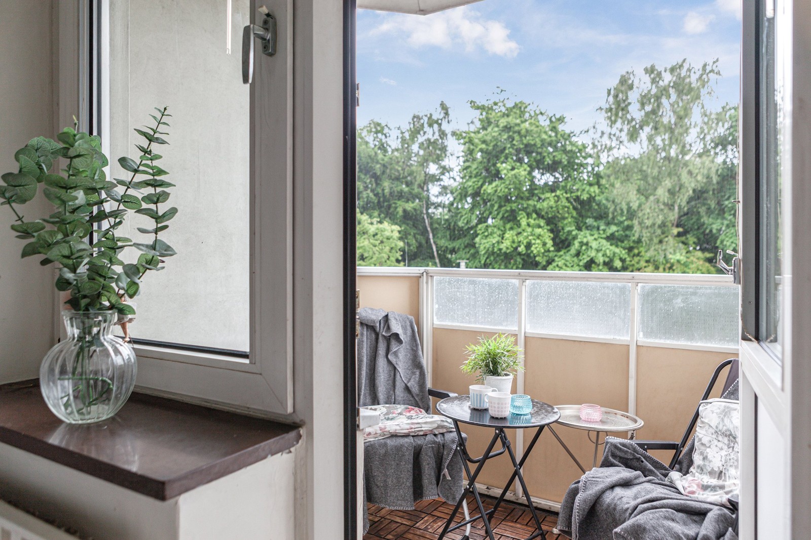 Här kan du njuta av dagens första kaffekopp i morgonsolen på bostadens balkong i österläge.