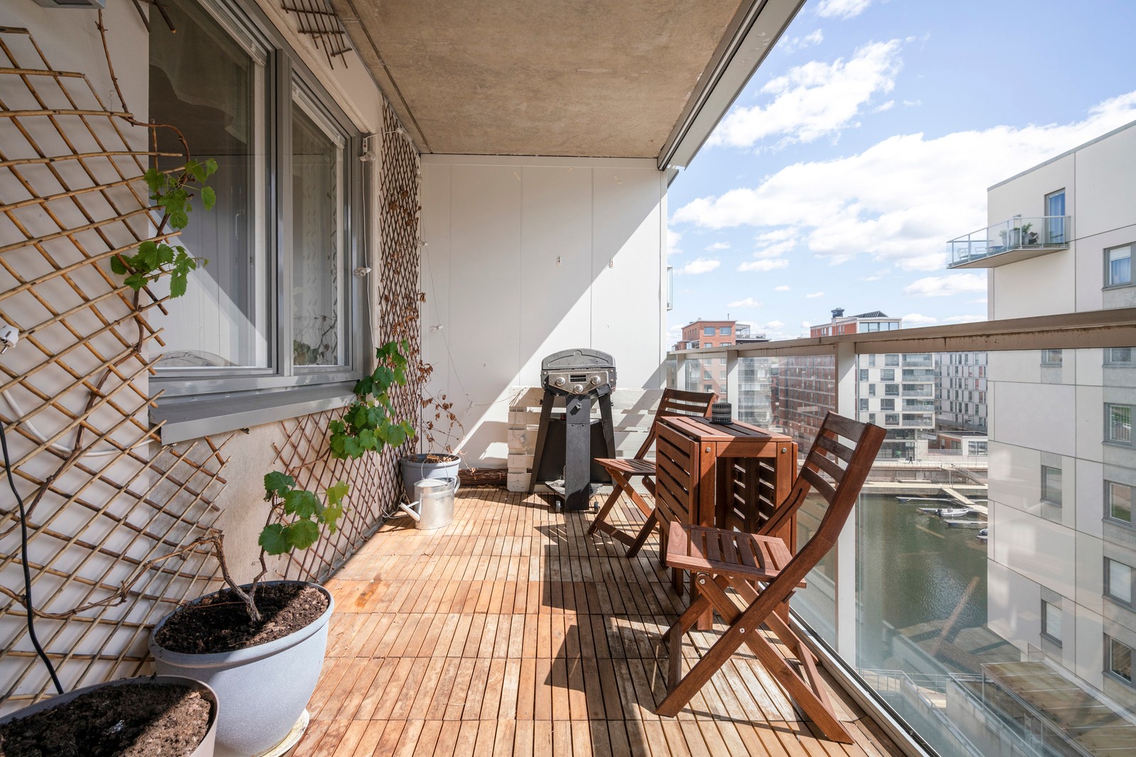 En stor balkong med mycket sol som även är inglasad