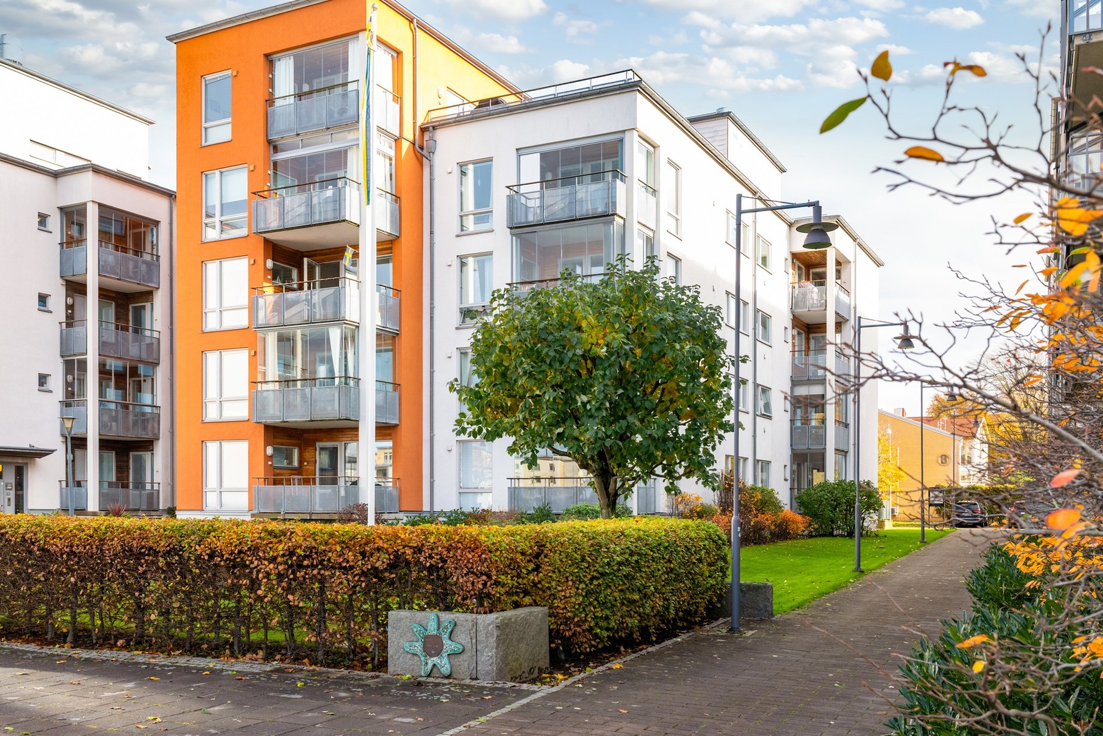 Bo alldeles vid kajpromenaden i Sannegårdshamnen