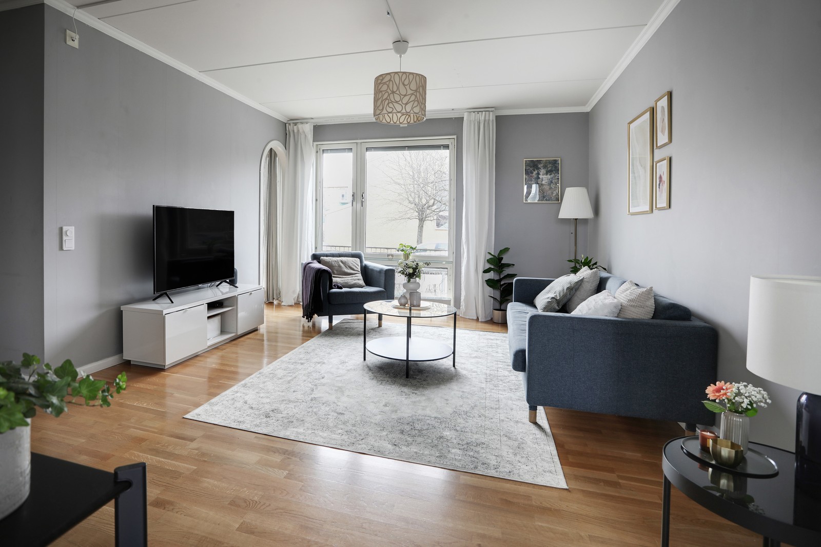 Ljust och lättmöblerat vardagsrum