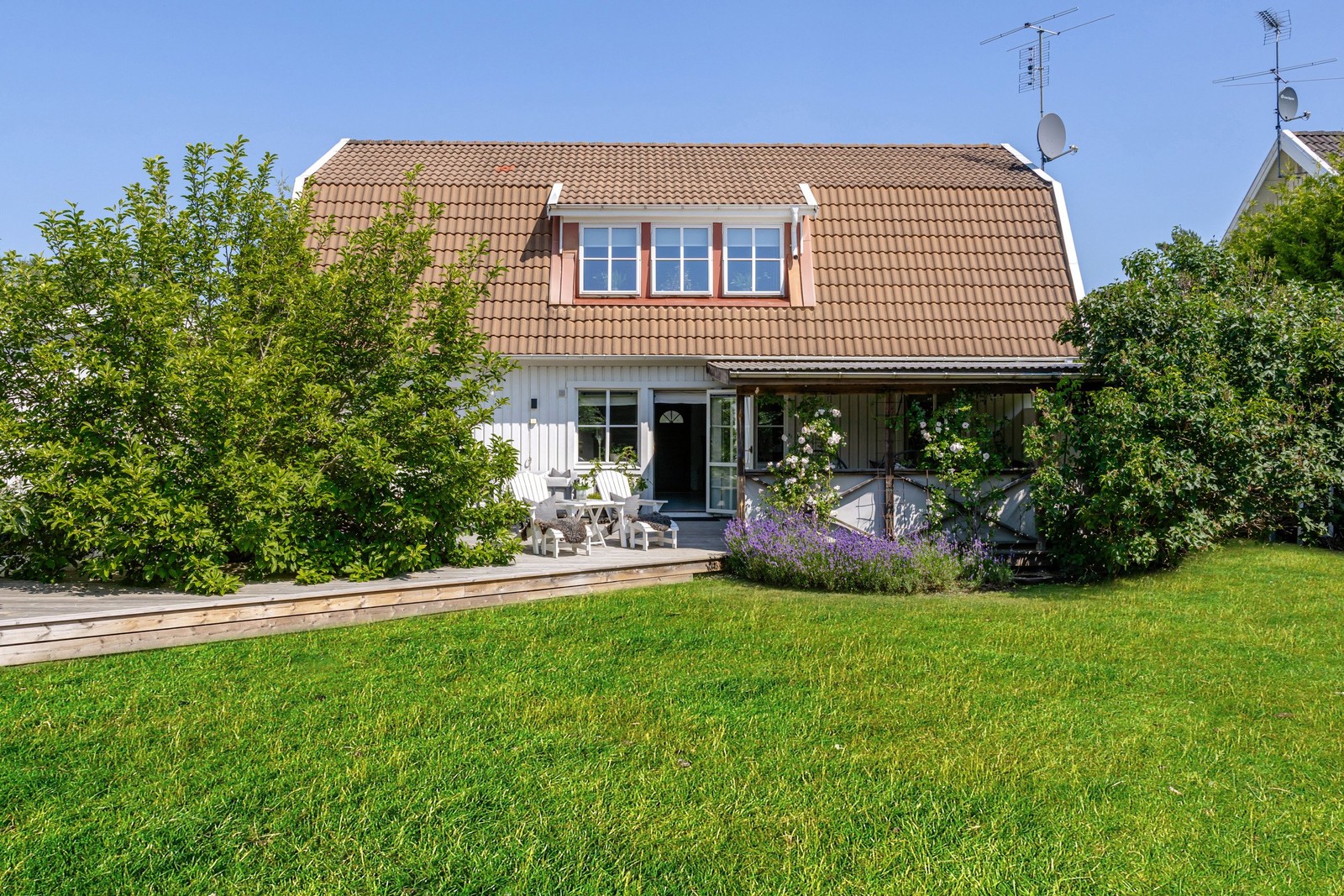 Plan gräsmatta med gott om plats för bus och lek