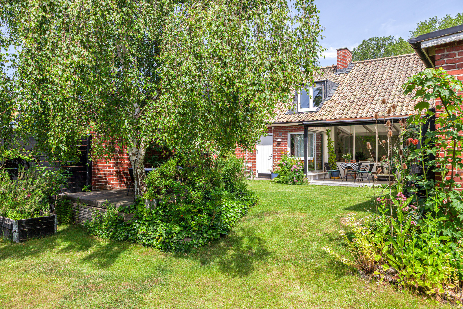 Underbart uppvuxen trädgård i soligt läge