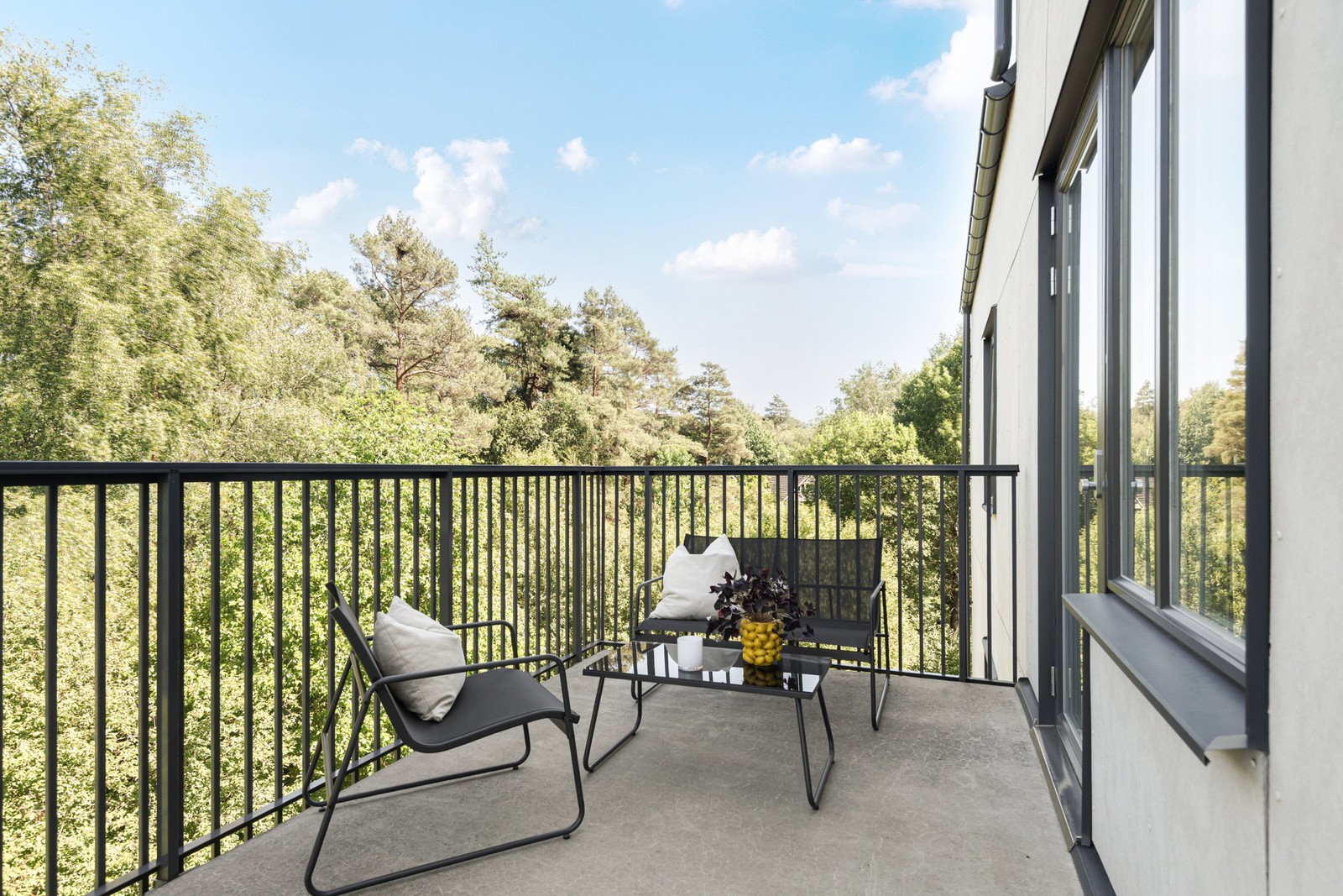 Ett högt och fritt läge med morgonsol och rogivande utsikt mot skogsparti.