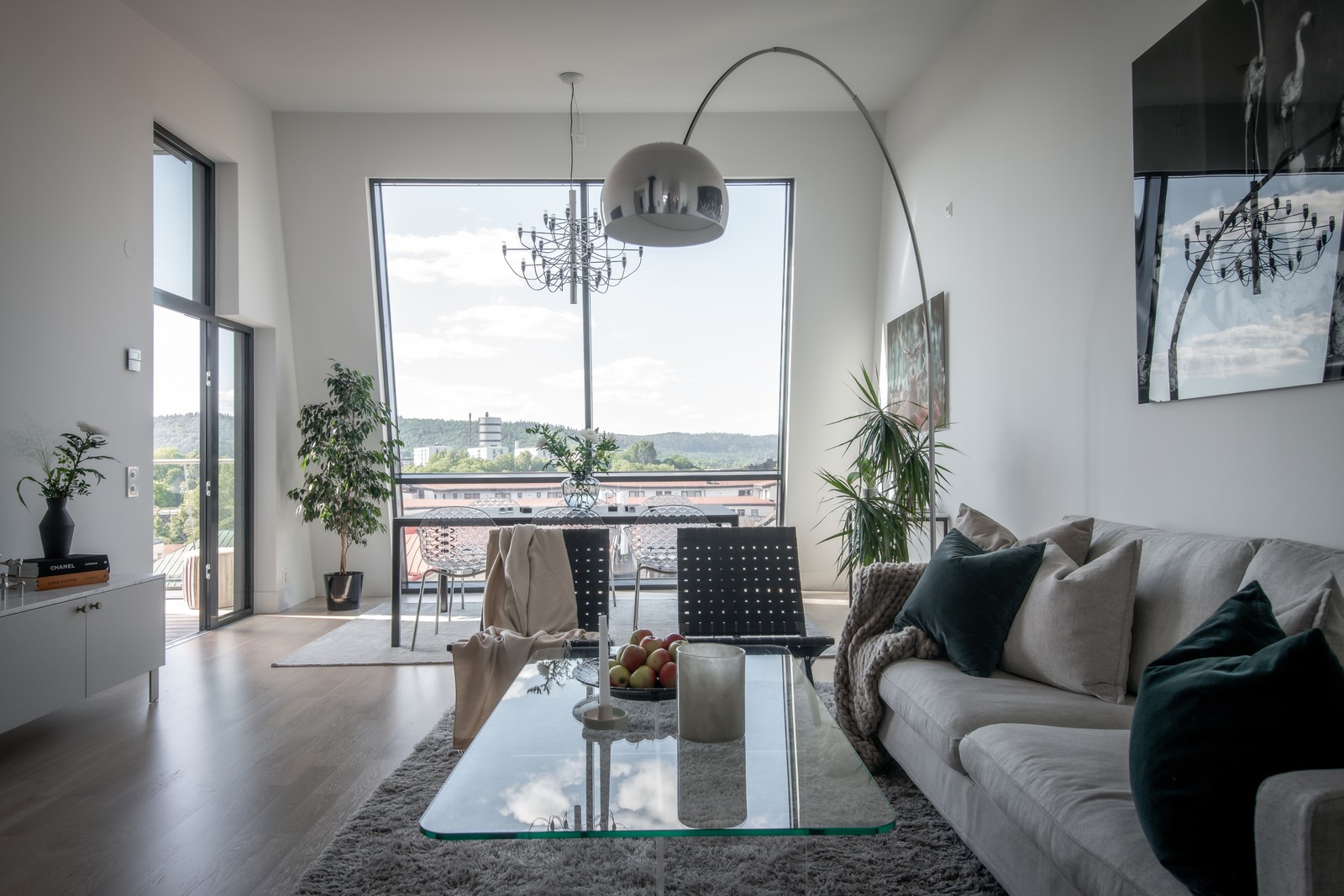 Nu presenteras denna fantastiska bostad med cityview i omtalade designprojektet Pallas Roof