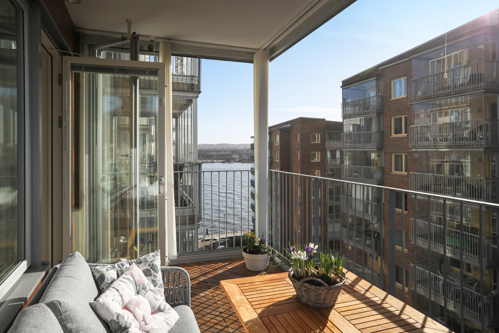 Inglasad balkong i västerläge med sol från lunch fram till kvällen