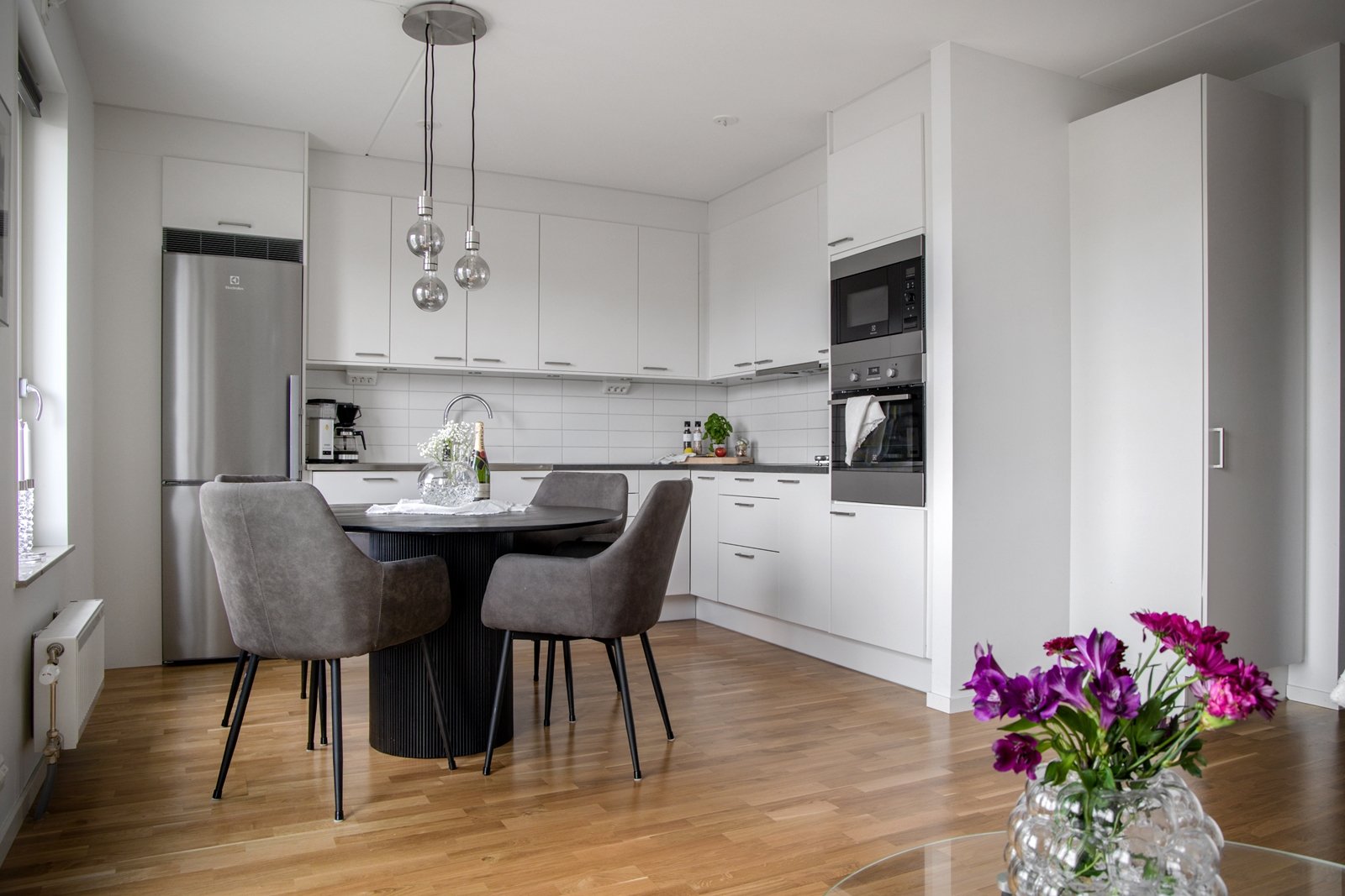 Välkomna till denna fina etta som är belägen högst upp i huset